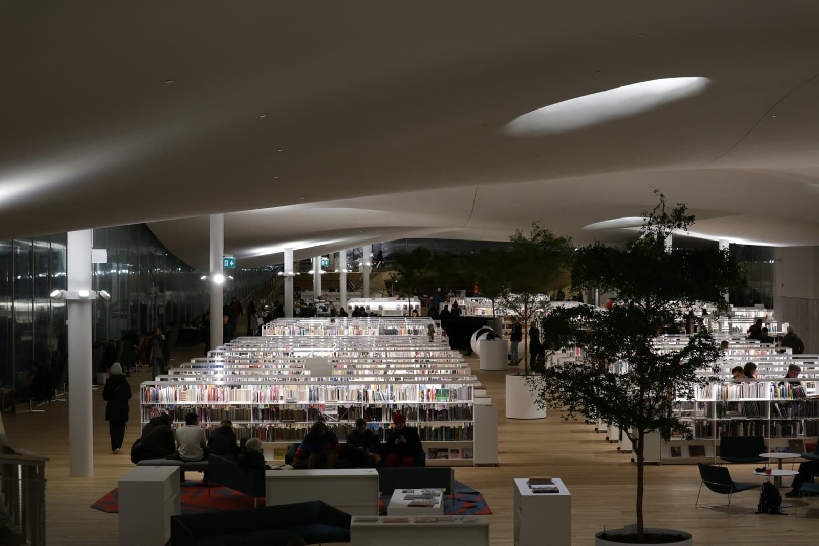 Oodi’s third floor in Helsinki with its open reading area, curved ceiling and broad seating zones