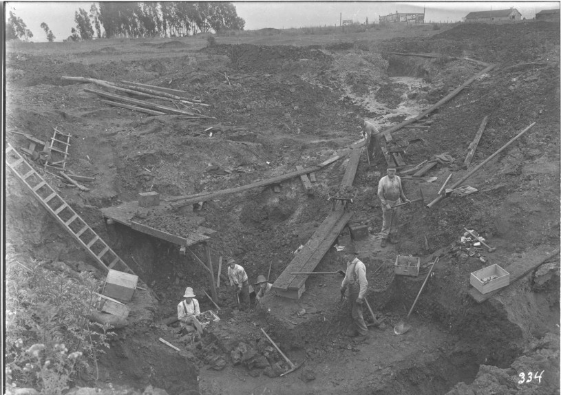 Archival photograph of excavators working at the La Brea Tar Pits in 1914.