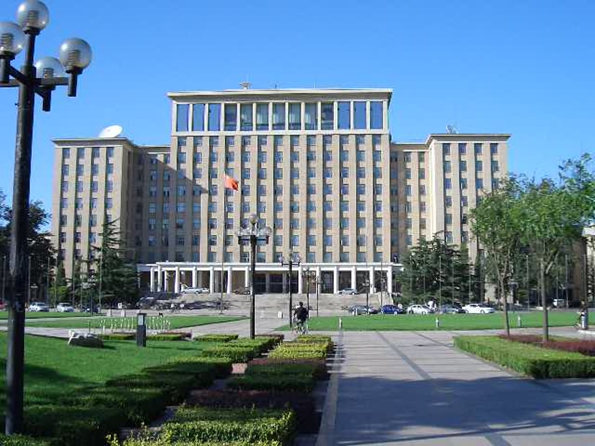 北京清华大学主楼的照片。