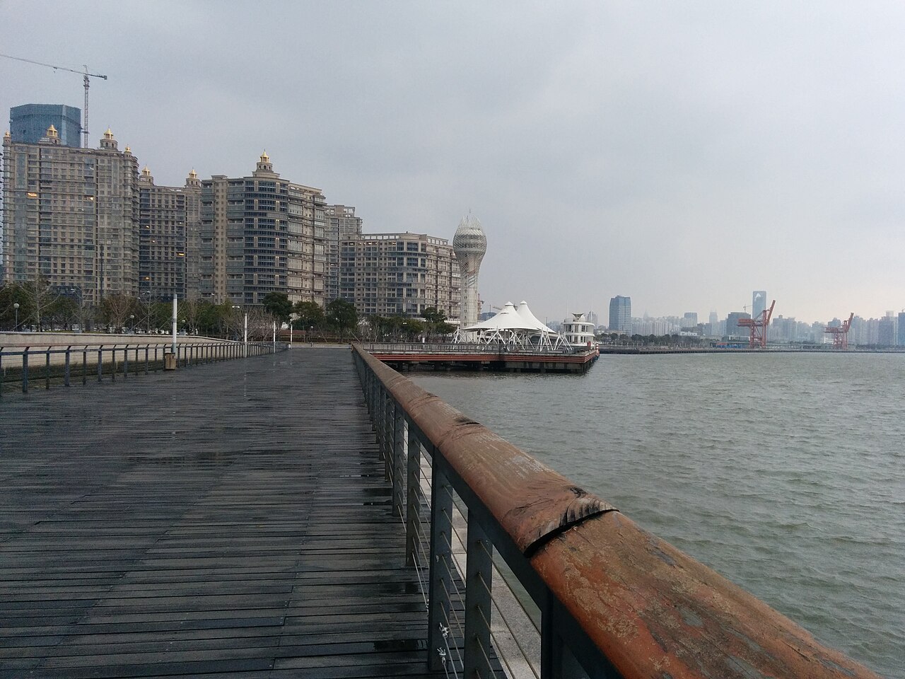 上海徐汇滨江区的日间照片，画面中有滨江步道和现代建筑。