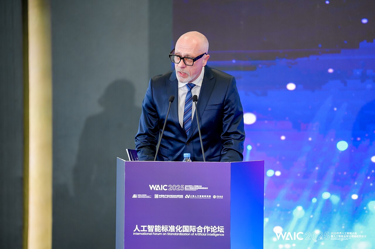 一位演讲者站在上海 2025 世界人工智能大会的讲台前。