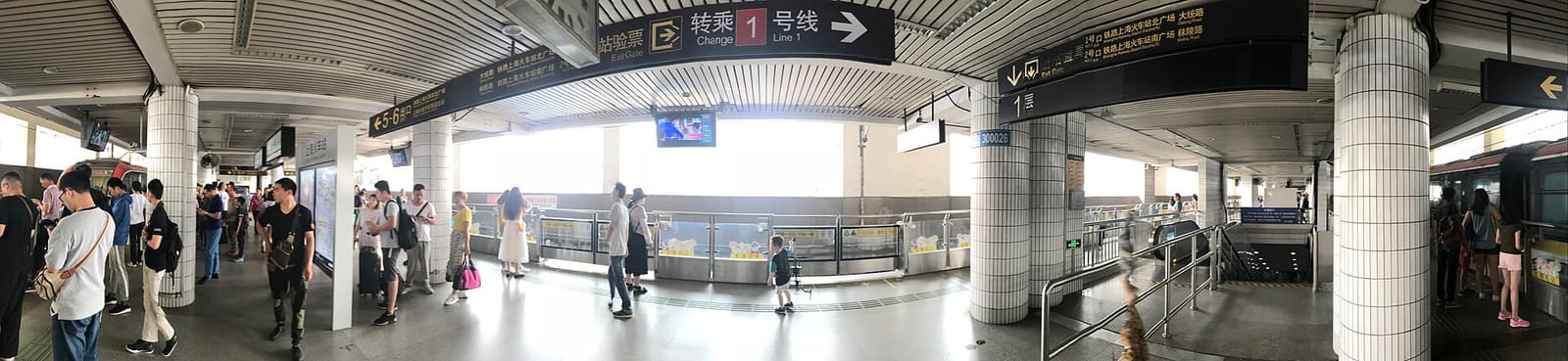 上海火车站上海地铁站台的全景照片。