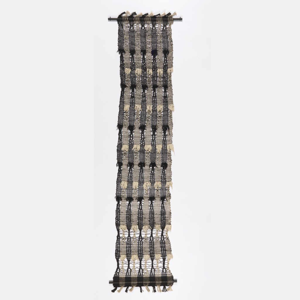 勒诺尔·托尼的《Hanging, Seed》，一件黑色与天然色相间的长形开放经线编织作品，带有松散网格结构、绒簇、横杆和垂落的经线端头。