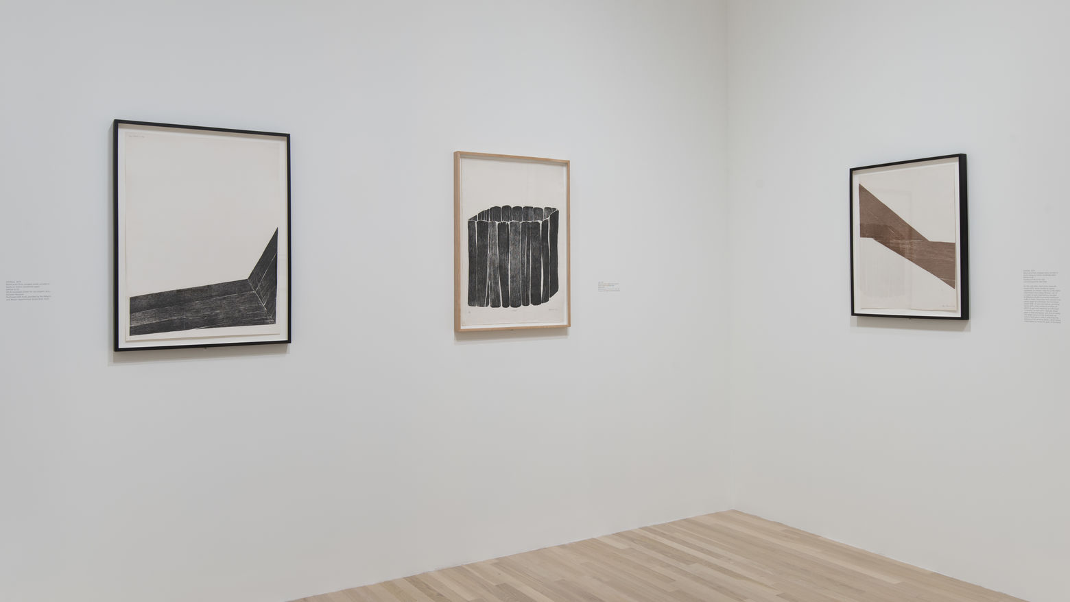 汉默博物馆“Zarina: Paper Like Skin”展览现场，白色展墙上悬挂着几何形态简净的带框版画。