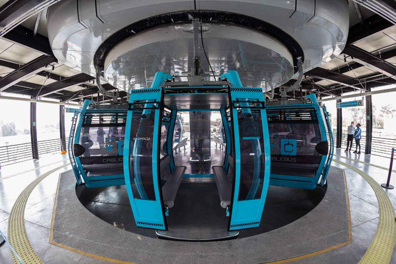 墨西哥城 Constitucion de 1917 站的一节 Cablebus 2 号线车厢与车站结构。