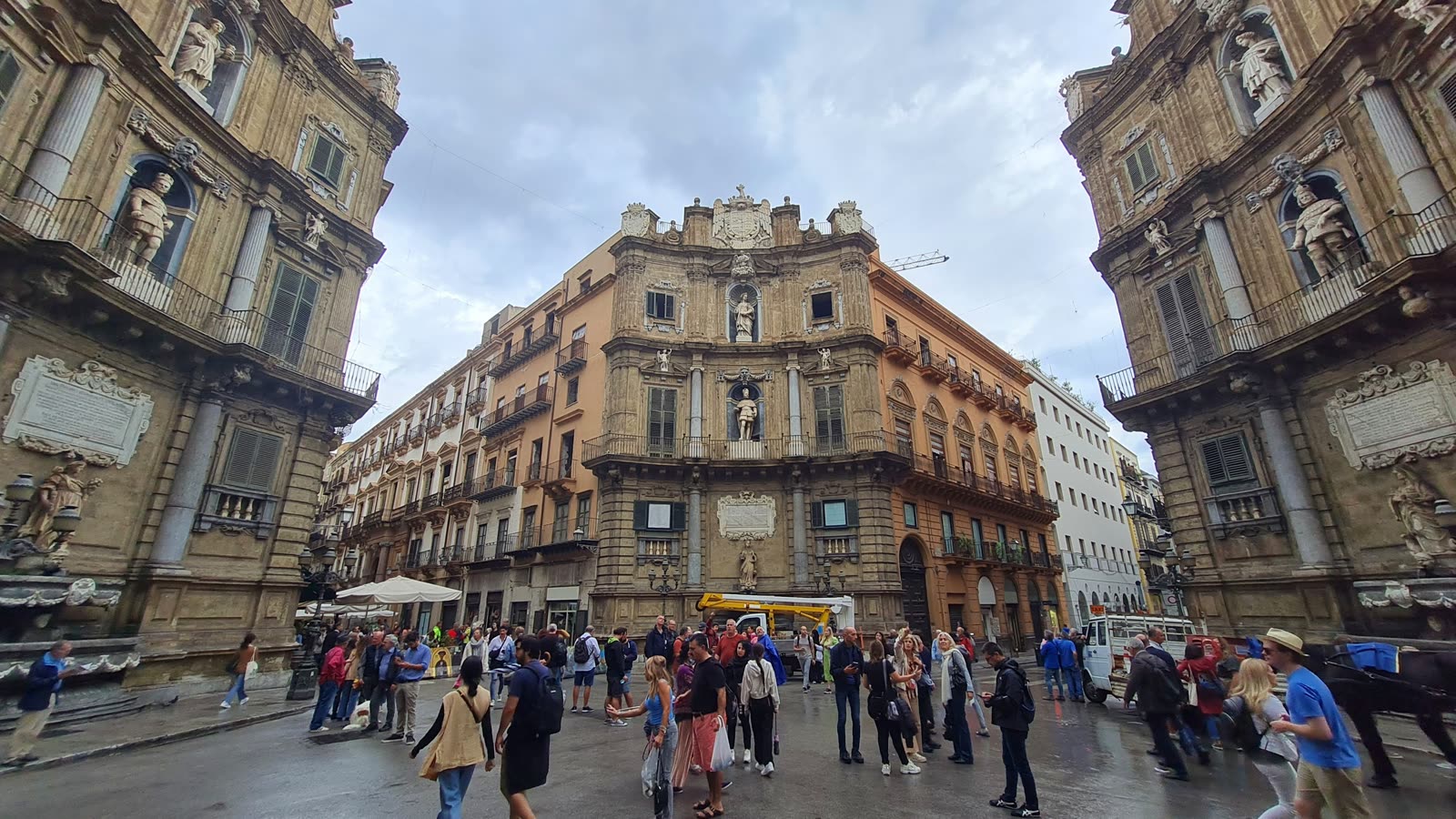 A real photograph of one concave Baroque corner at Quattro Canti in Palermo.