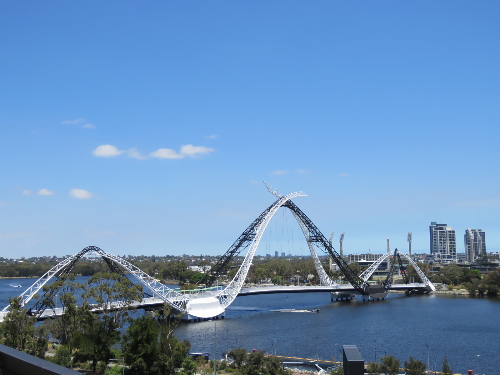 从 Perth Stadium 一侧隔着 Swan River 望向 Matagarup Bridge 的真实照片。