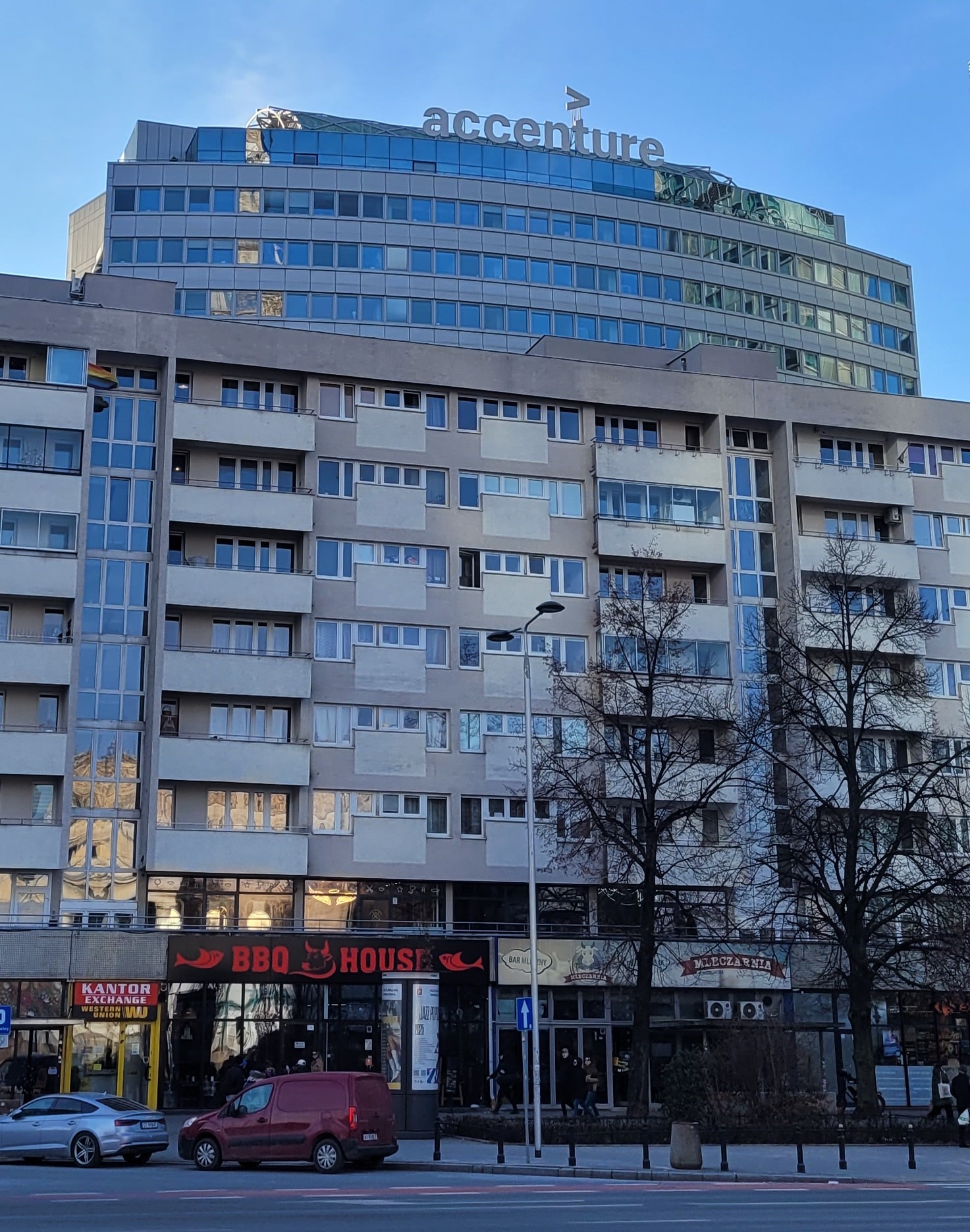华沙一栋玻璃建筑外墙上的埃森哲办公室标识。