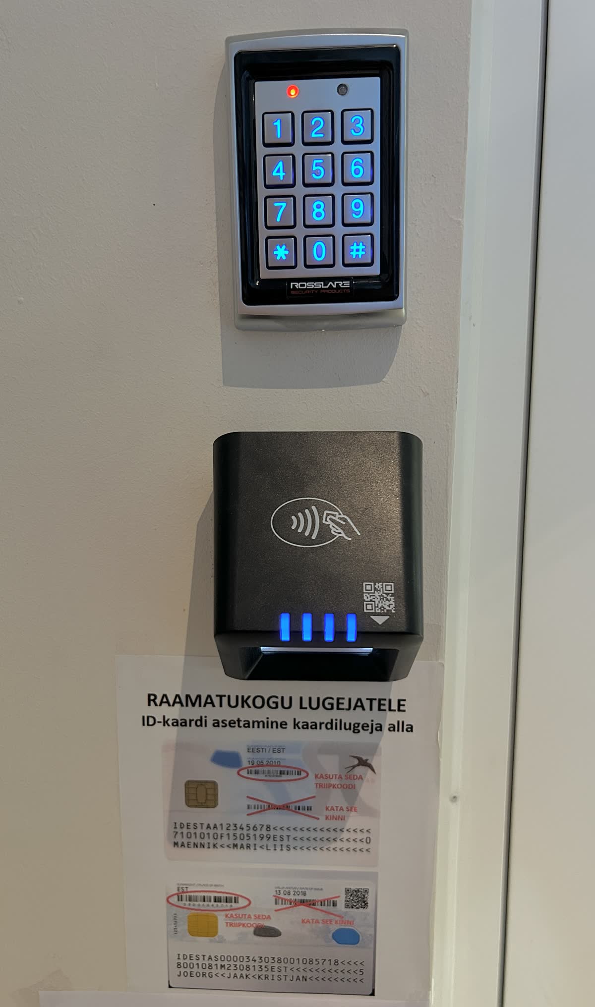 一个安装在墙上的数字键盘和非接触式读卡器，控制图书馆入口通行。
