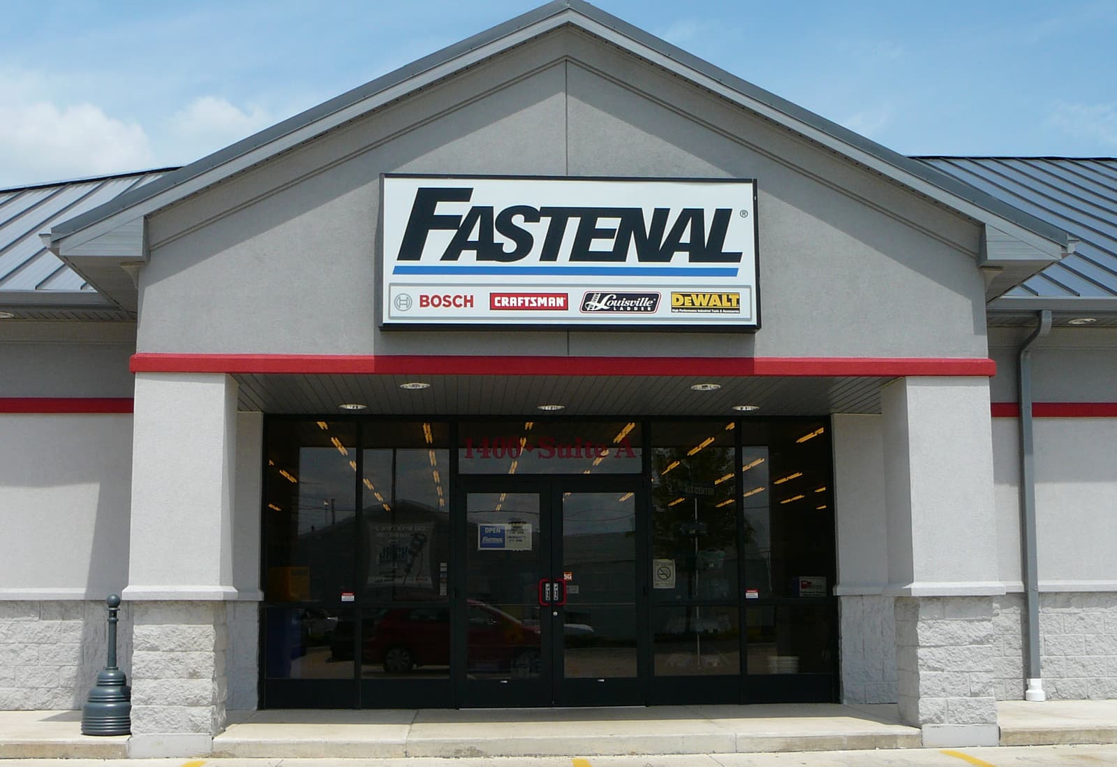 2009 年拍摄于伊利诺伊州 Macomb 的一座 Fastenal 建筑主入口。