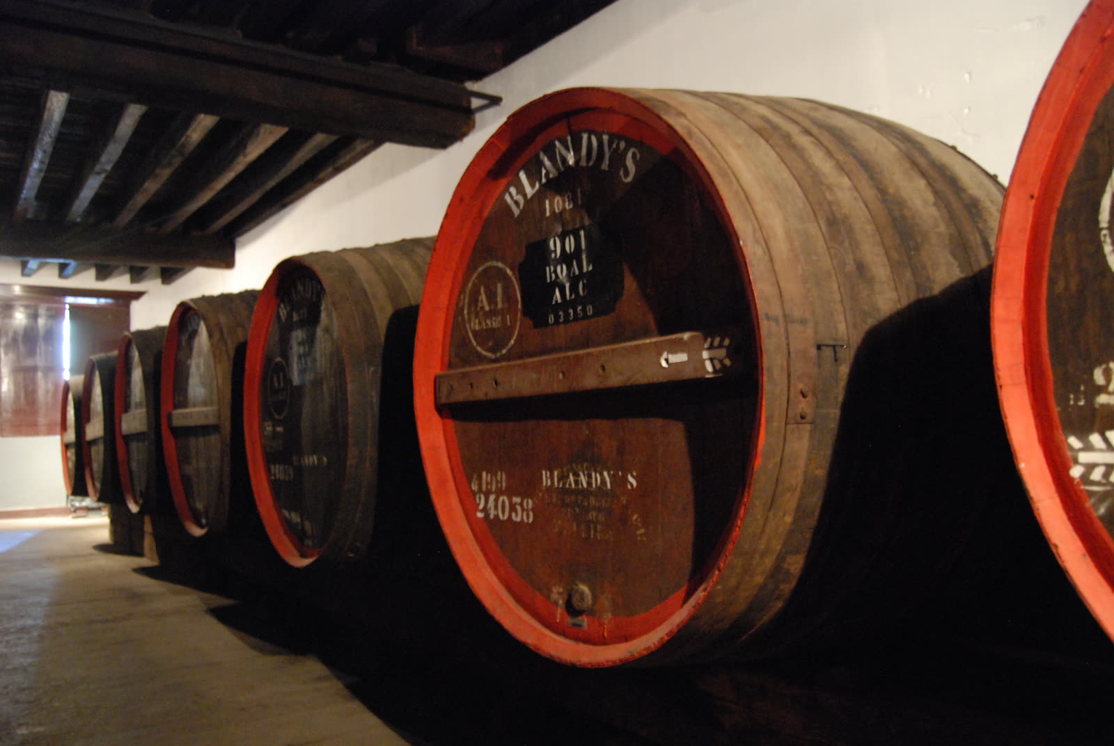 丰沙尔 Blandy's Wine Lodge 内，一排排陈年马德拉酒桶。
