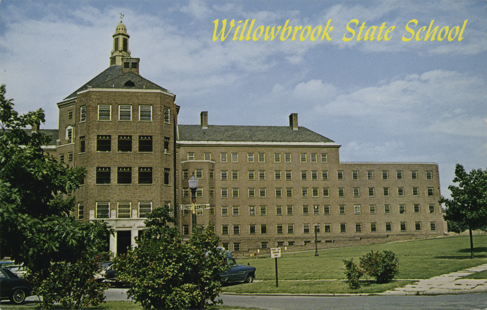 Willowbrook 州立学校位于斯塔滕岛的行政楼档案明信片图像。