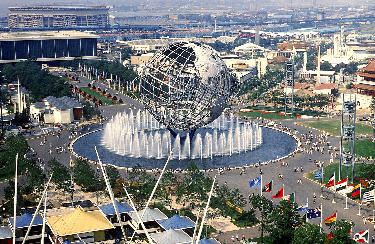 1964 年纽约世界博览会上，Unisphere 与周围展区的彩色档案照片。
