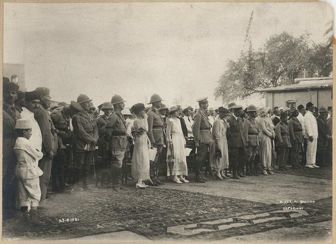 1921年8月23日，费萨尔国王在巴格达加冕时，显贵们站在萨赖庭院中的档案照片。