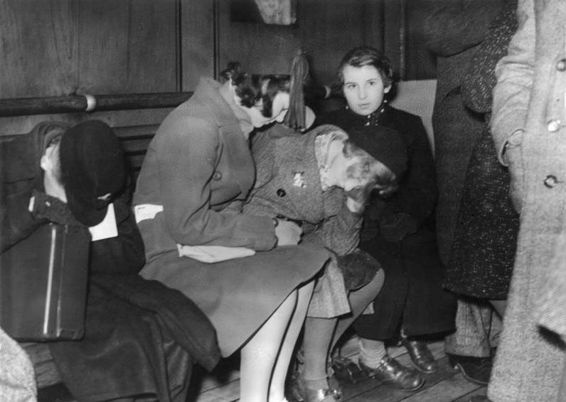 1938 年 12 月，犹太难民儿童抵达英格兰哈里奇的黑白档案照片。