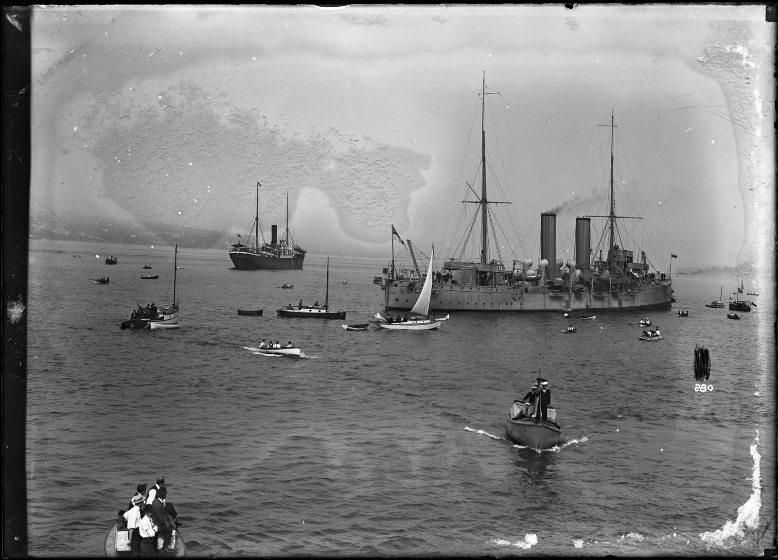 1914年温哥华港内驹形丸号上的黑白档案照片，乘客密集站在船舷和甲板旁。