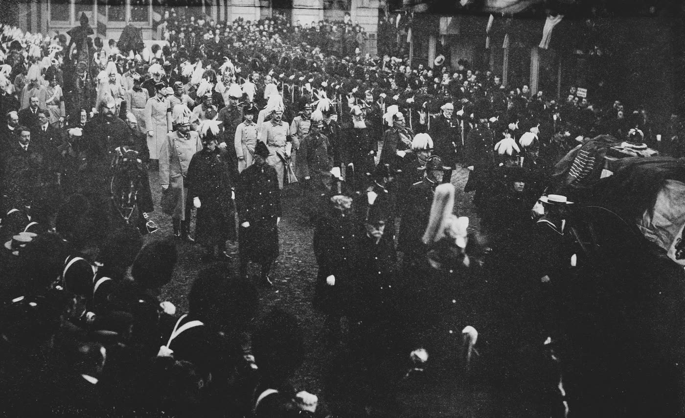 1901 年 2 月，维多利亚女王葬礼队列穿过温莎的黑白档案照片。