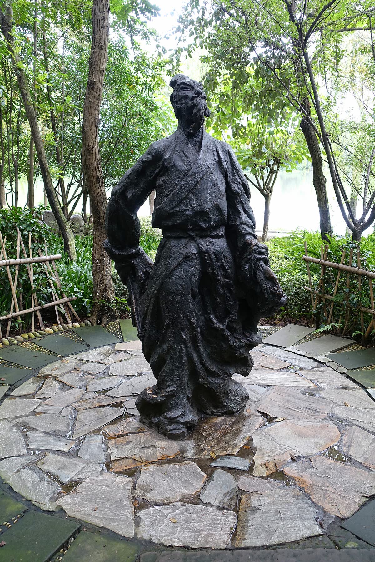 Photograph of a bronze Du Fu statue at Du Fu Thatched Cottage in Chengdu, Sichuan.