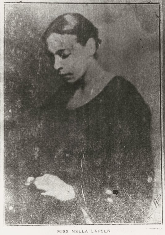 内拉·拉森低头的黑白档案肖像照片，图像下方印有说明文字 Miss Nella Larsen。