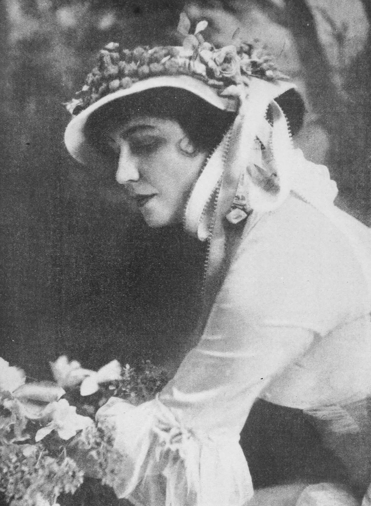 Black-and-white 1917 Photoplay portrait of silent film director and actress Lois Weber in profile wearing a decorated hat.