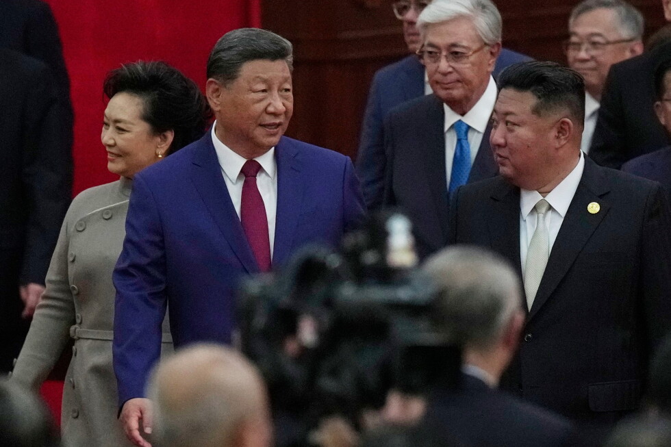 中国国家主席习近平在 2025 年北京阅兵招待活动中与朝鲜领导人金正恩并肩行走。