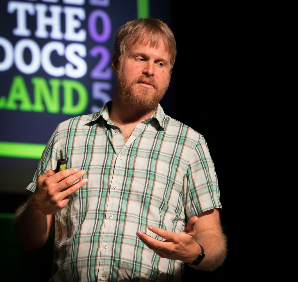 Eric Holscher 在 2025 年 Write the Docs 大会开场介绍环节登台发言。