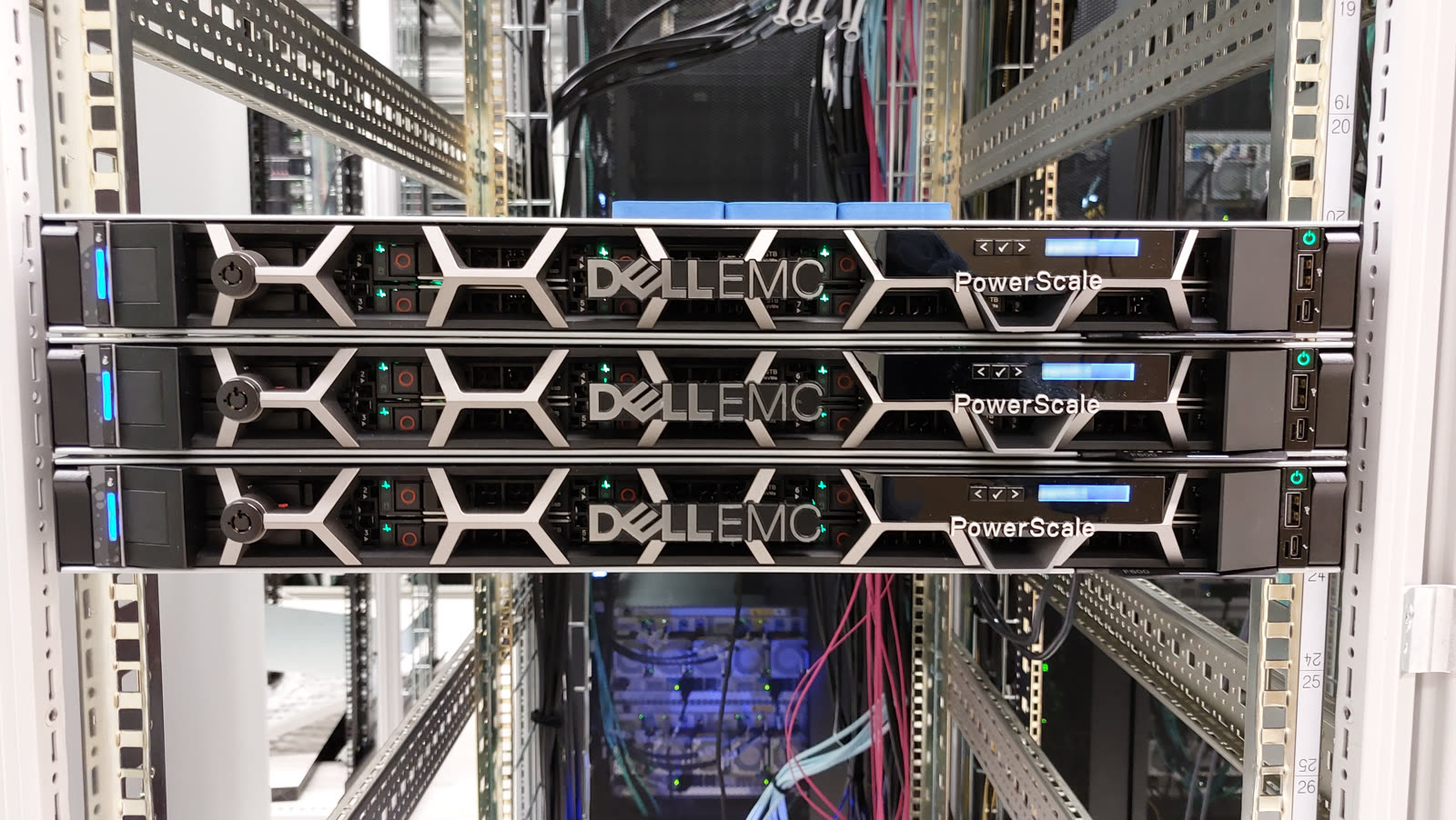 三台机架式全闪存存储节点，成排的 NVMe 盘位清晰可见。