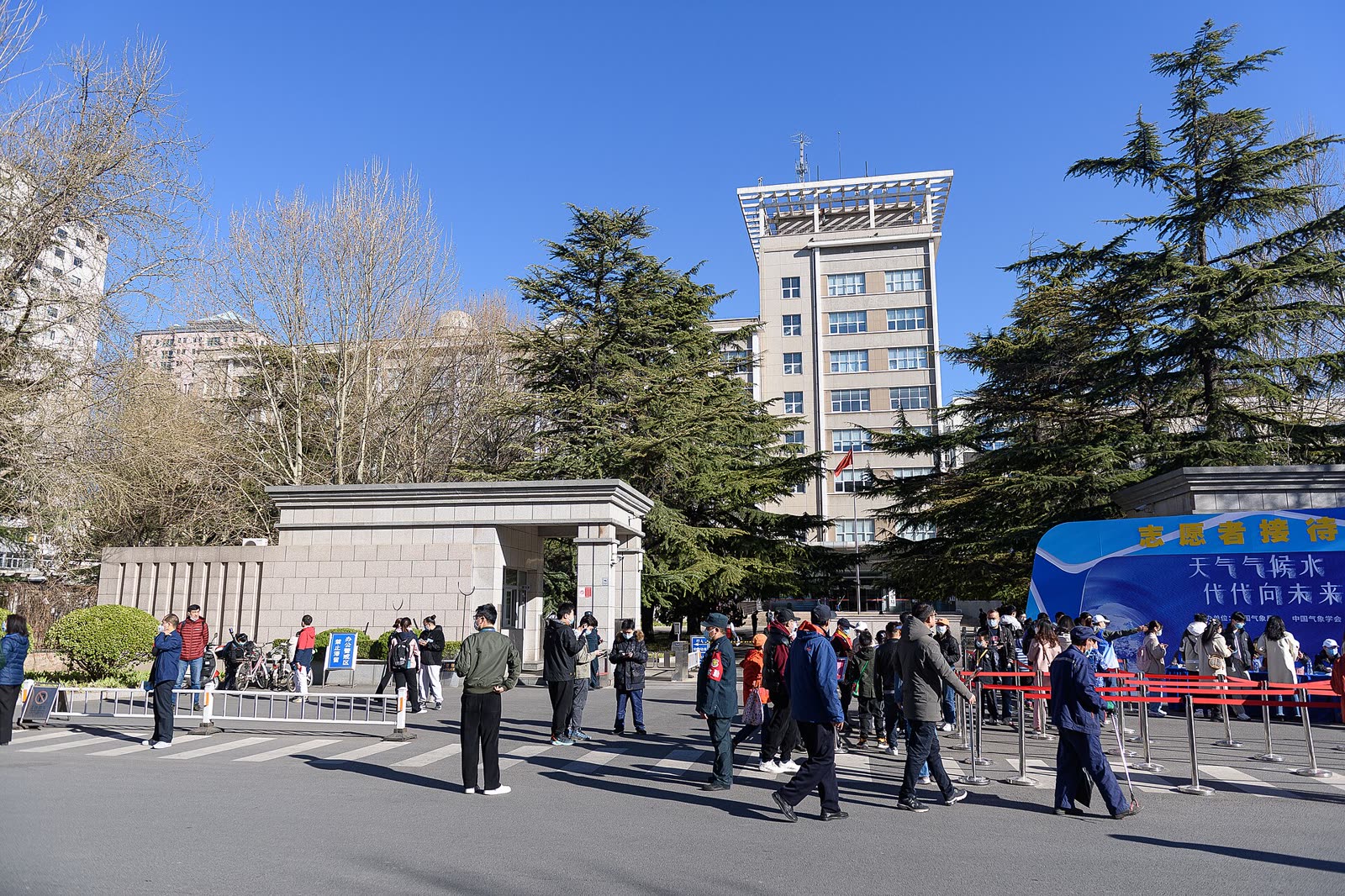 北京，中国气象局总部开放日期间，参观者在楼外排队。