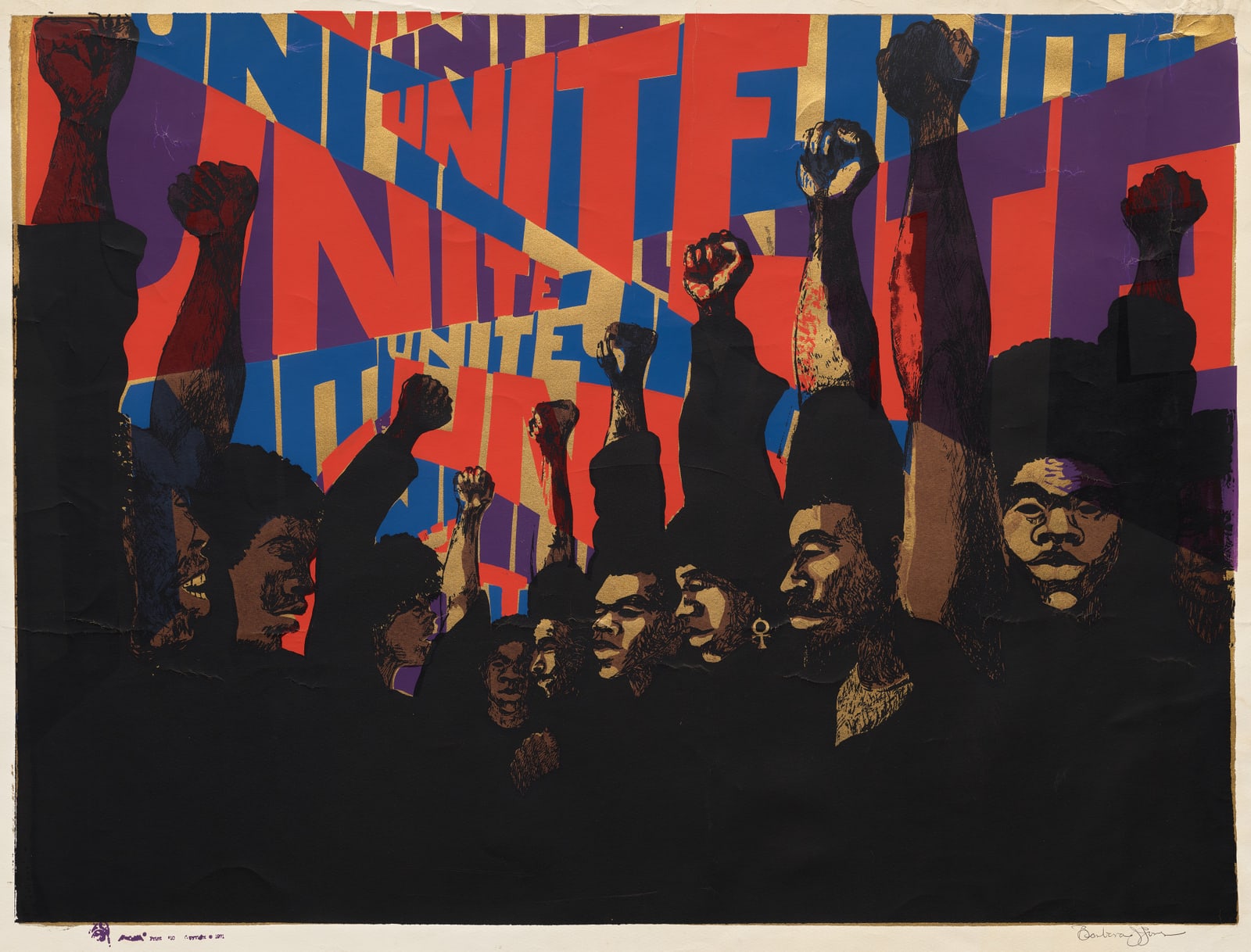 芭芭拉·琼斯-霍古的彩色丝网版画《团结》：密集人群在反复拼出 UNITE 的红、蓝、紫、金色字形前举起紧握的拳头。