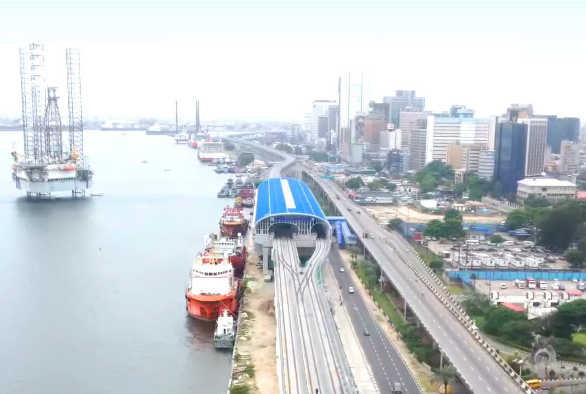 拉各斯轨道交通蓝线 Marina Station，高架站体和滨水边缘清晰可见。