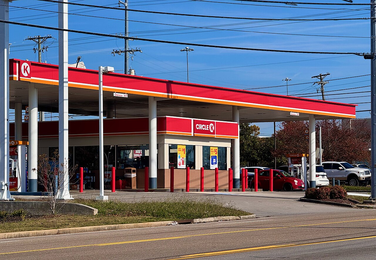 田纳西州诺克斯维尔的一家 Circle K 便利店和加油站，画面中可见加油泵、雨棚、店面、汽车和道路车流。