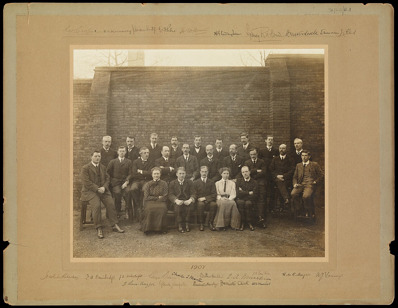 Black-and-white 1907 group photograph of Lister Institute researchers, with Janet Lane-Claypon seated at the left end of the front bench.