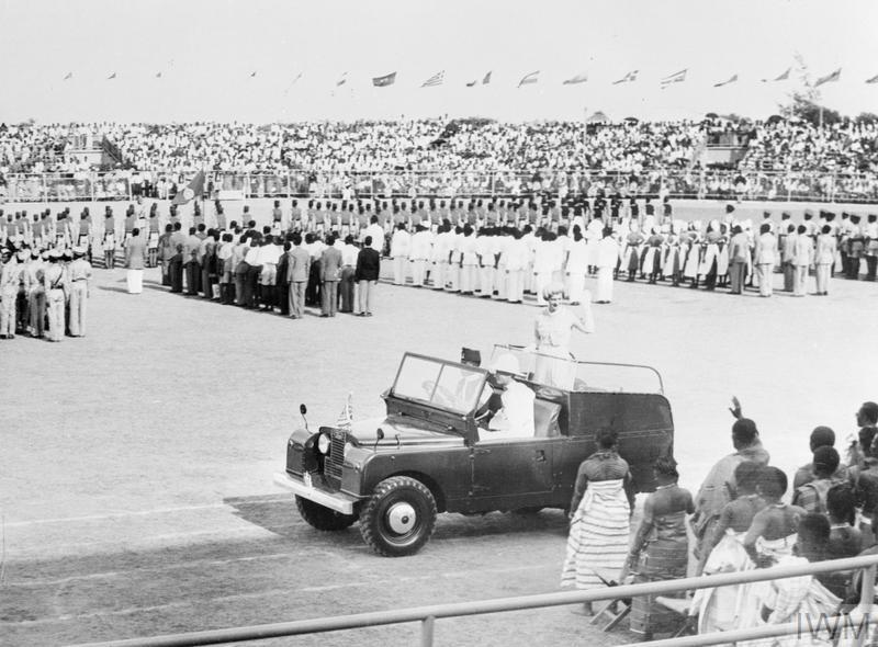 黑白档案照片：1957 年 3 月，玛丽娜公主站在敞篷吉普车内，面前是阿克拉体育场座无虚席的看台和列队人群。