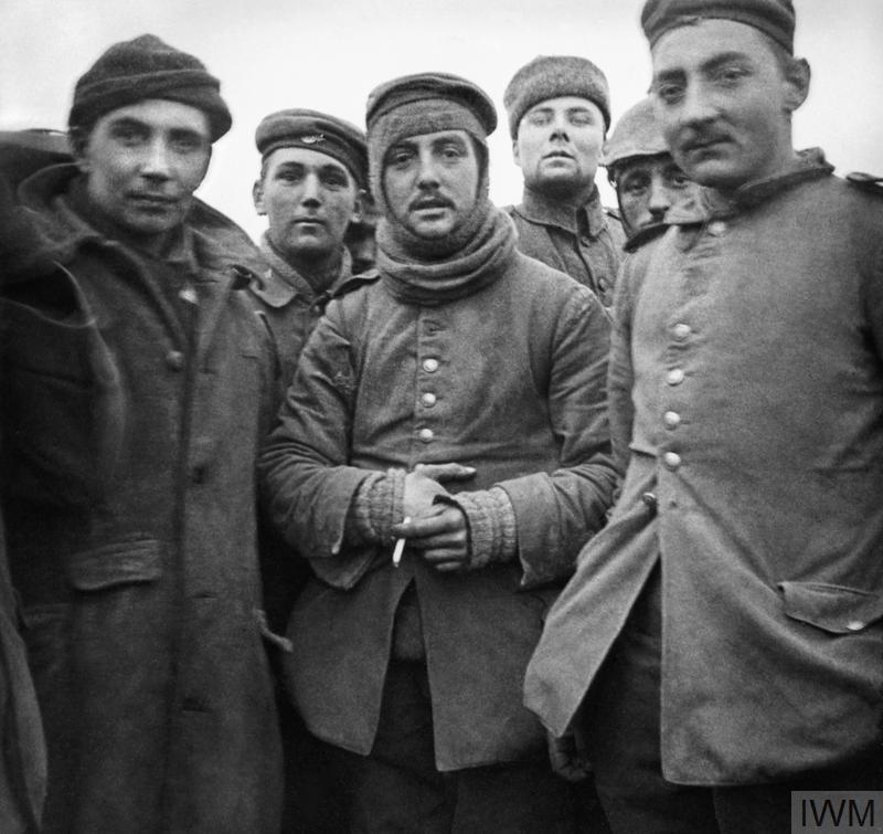 1914年圣诞休战期间，英国与德国士兵在比利时普勒格斯泰尔特的户外聚在一起。