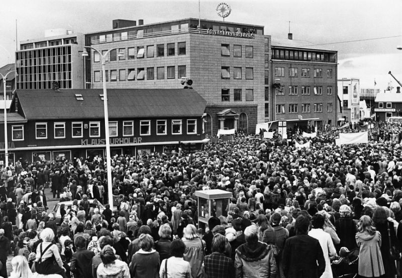 A vast crowd fills Lækjartorg in Reykjavík during Iceland's Women's Day Off on October 24, 1975, in a wide black-and-white archival photograph.