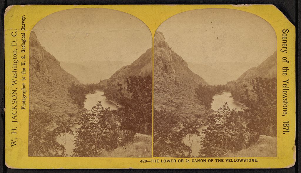 威廉·亨利·杰克逊 1871 年的立体照片展示了黄石河下峡谷或第二峡谷，陡峭峡壁之间，河水在下方流过。