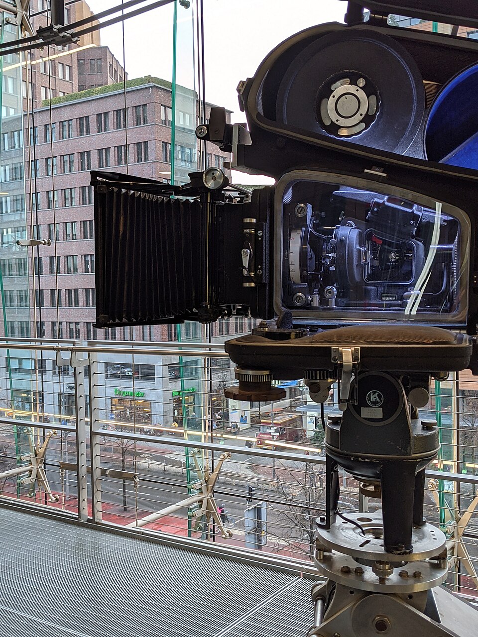 一台 Arriflex 35 IIC 电影摄影机装在大型黑色摄影棚隔音罩内，陈列在柏林电影博物馆的窗边。