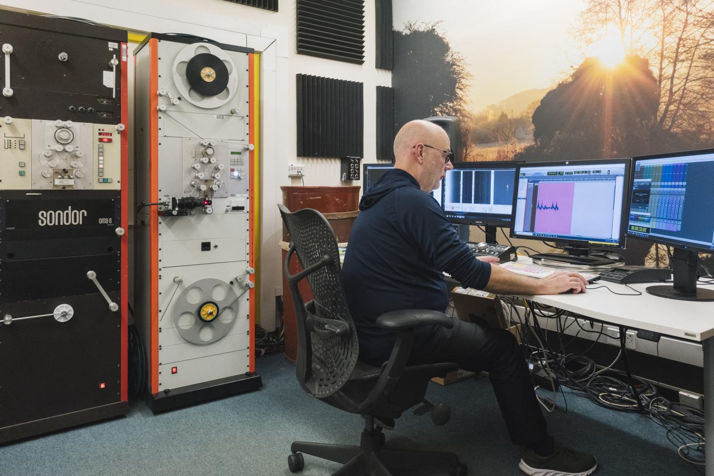 BFI 声音保存专家 Mike Kohler 在国家档案保护中心内的 Sondor 光学声轨扫描仪旁工作。