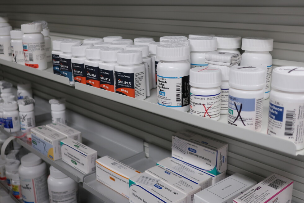 处方药瓶陈列在堪萨斯州托皮卡 Stormont Vail Retail Pharmacy 的药房货架上。