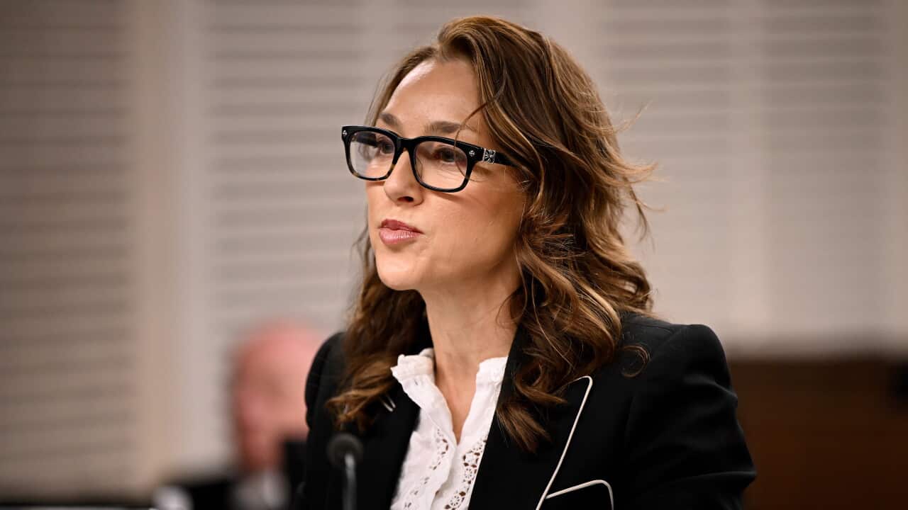 协助调查的法律顾问 Peggy Dwyer 在悉尼举行的“罗斯尼行动”公听调查中宣读开场陈词。