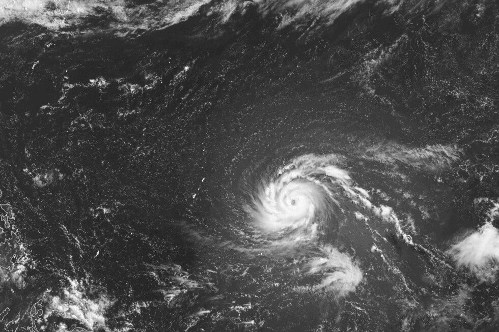 NOAA 卫星图像显示 2026 年 7 月 3 日位于关岛以东的台风巴威。
