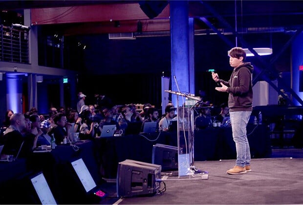 一位演讲者在台上向 Flink Forward 会议观众做展示。