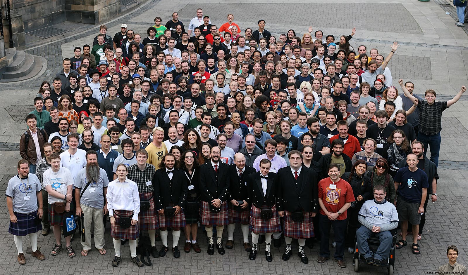 DebConf 7 attendees gathered for an outdoor group portrait in Edinburgh in June 2007.