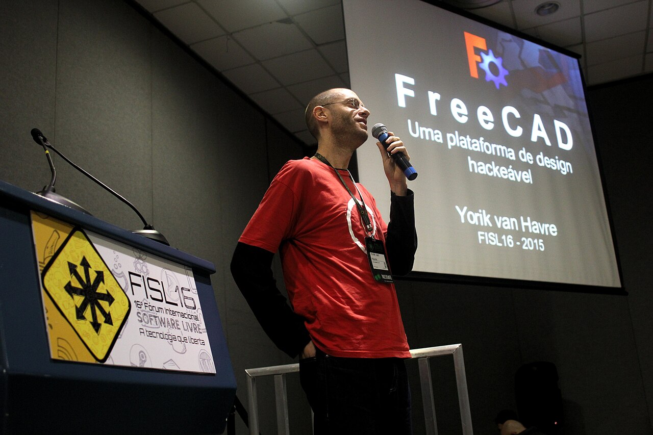 Yorik van Havre 于 2015 年在阿雷格里港 FISL 16 介绍 FreeCAD。