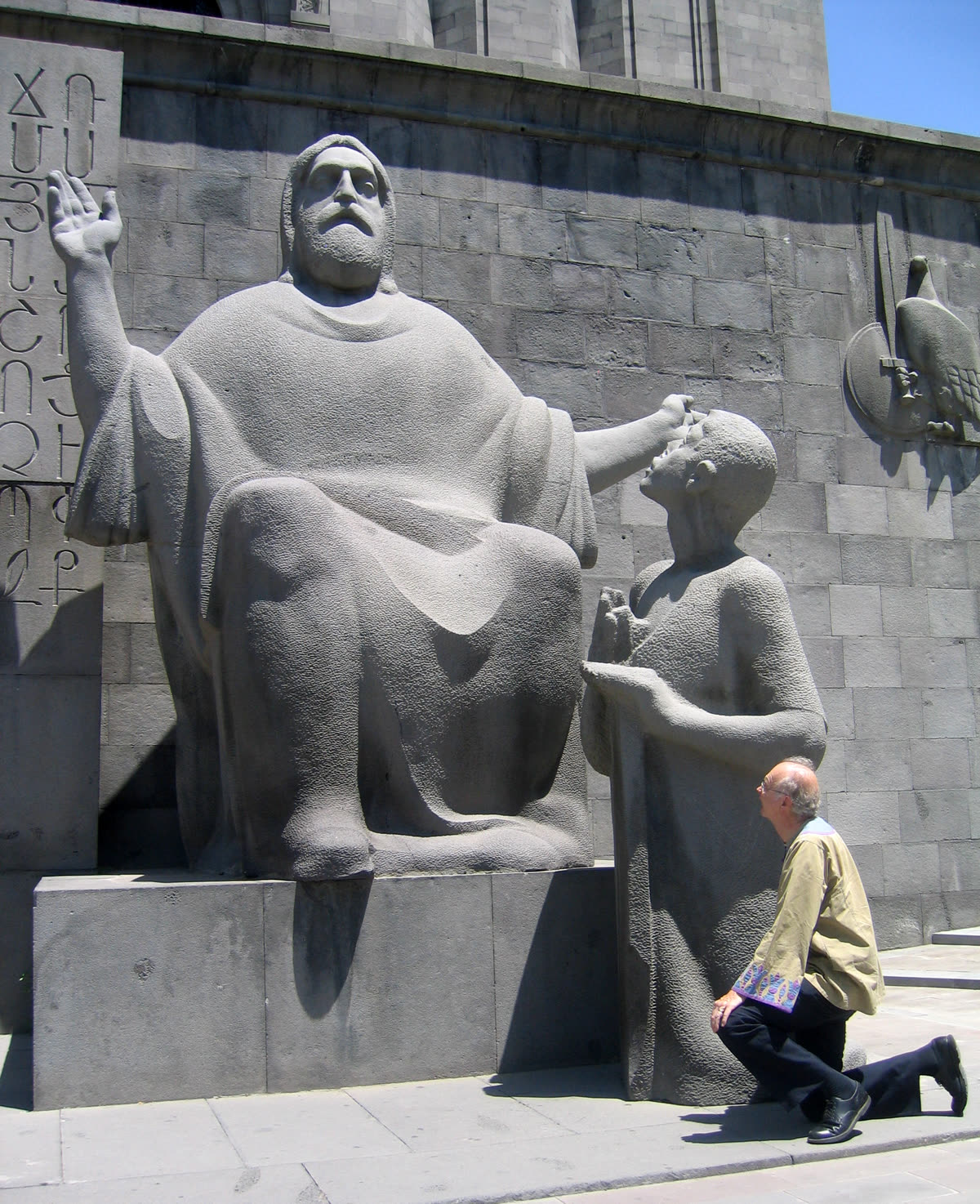 2006 年，Donald Knuth 在埃里温 Matenadaran 的 Mesrop Mashtots 雕像旁单膝跪地。