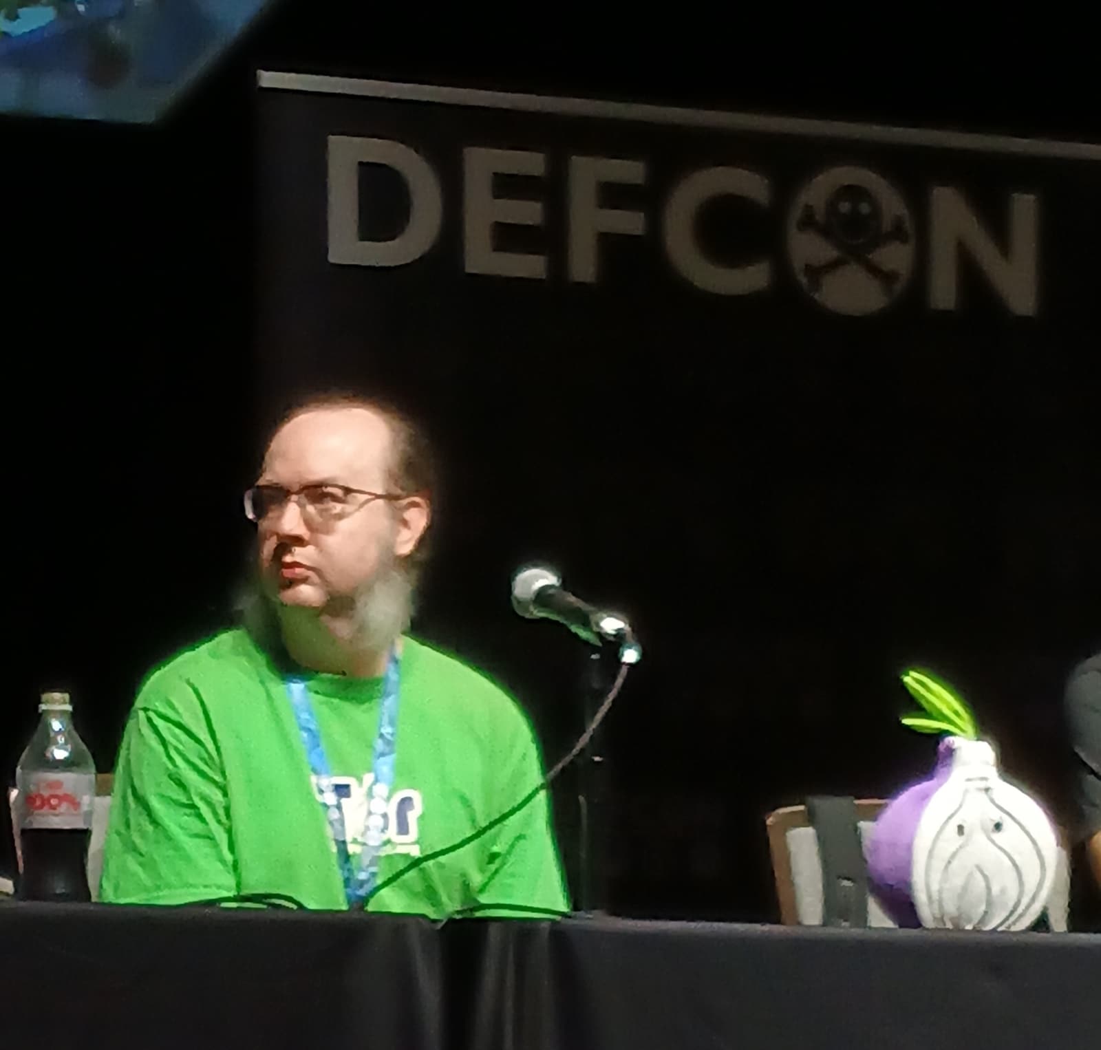 Roger Dingledine 在 DEF CON 2023 小组讨论中发言，由观众席拍摄。