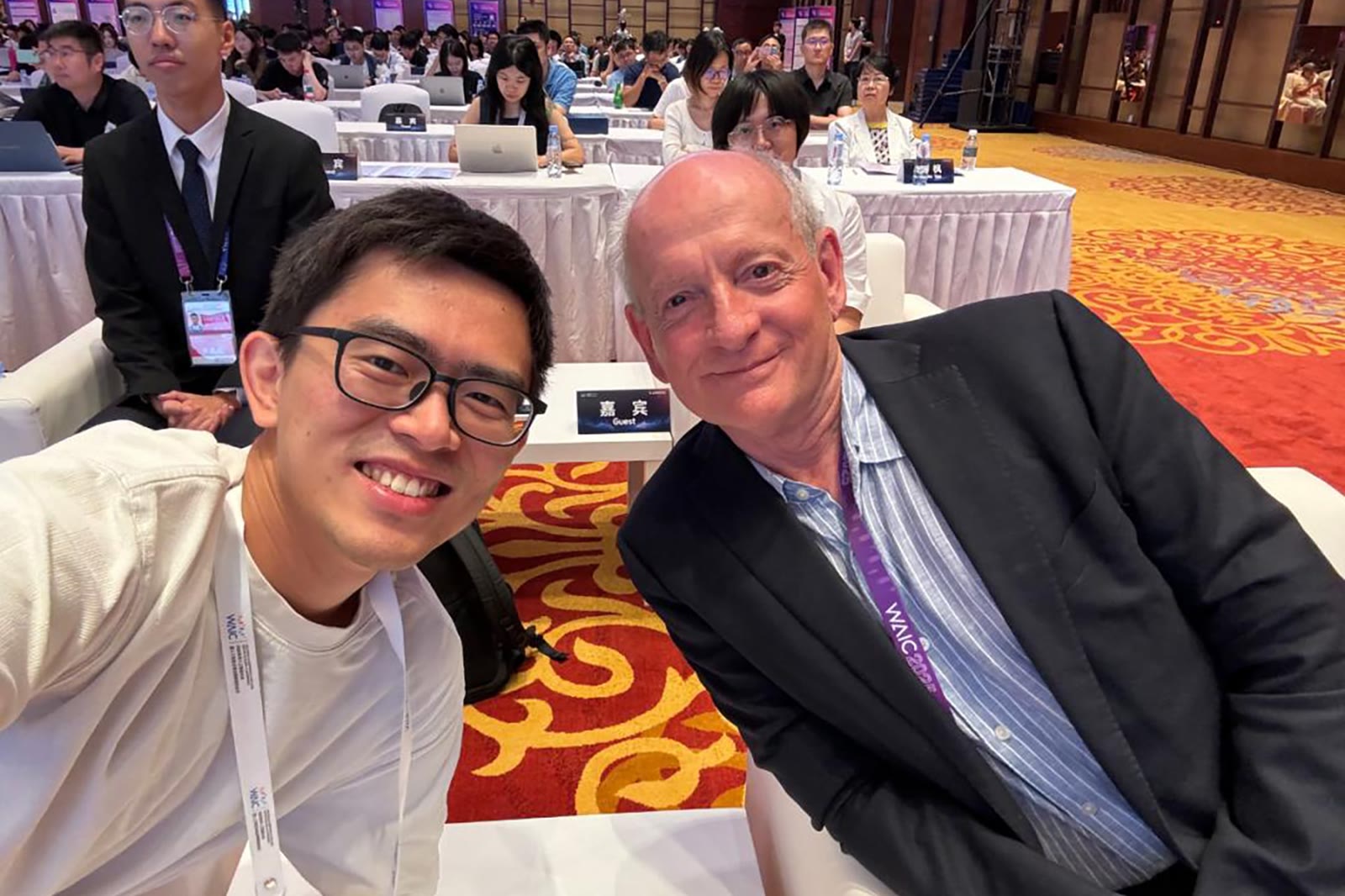 AReaL 项目负责人吴翼与计算机科学家斯图尔特·罗素并肩站立。