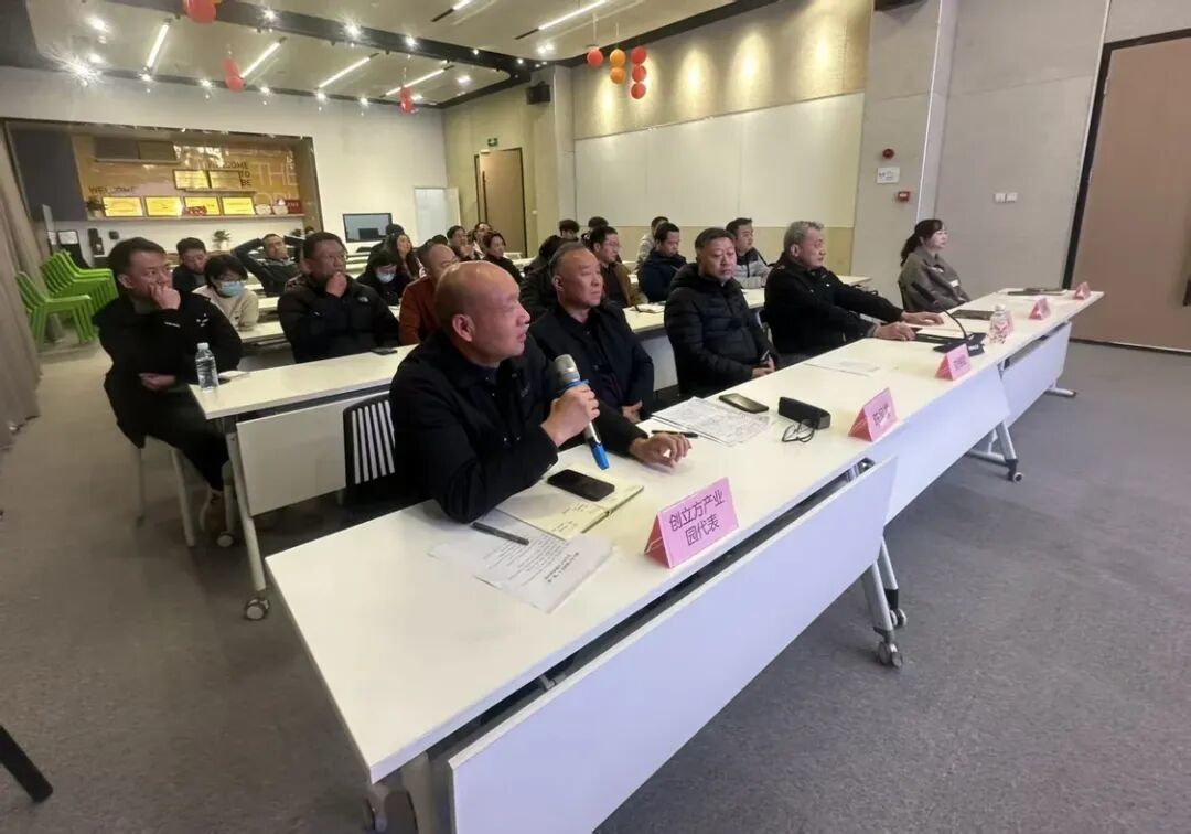 武汉一间教室内，安全监管人员与工业企业管理者围坐在桌旁参加培训讨论。