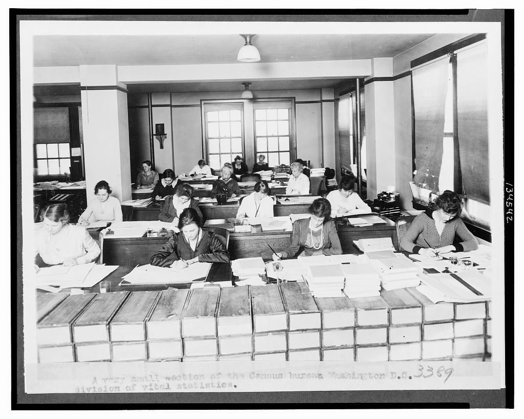 1910至1930年间，美国人口普查局生命统计处的一间大办公室里，女性职员坐在密集排列的办公桌前。