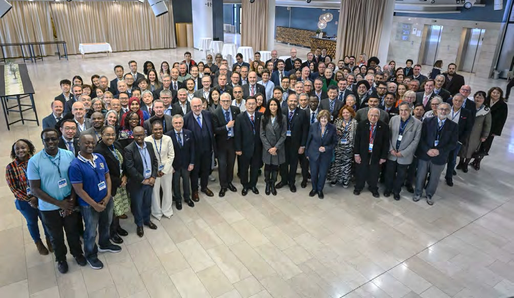 2024 年世界医学协会赫尔辛基大会期间，各国医学会代表在明亮的会议厅内合影。